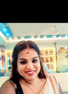 Navya Nair - Acompañantes transexual in Bangalore Photo 2 of 3