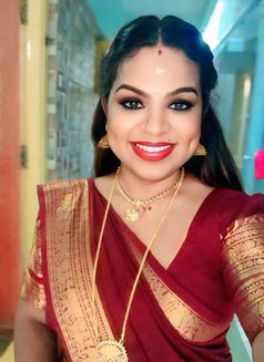 Navya Nair - Acompañantes transexual in Bangalore Photo 2 of 2