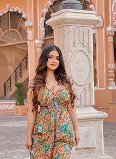 Neetu - escort in Dubai Photo 2 of 5