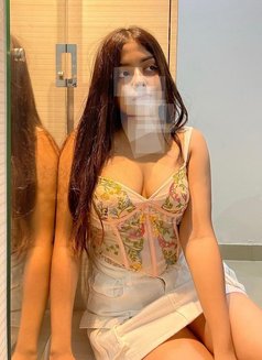 Neha Gupta - puta in Mumbai Photo 2 of 2
