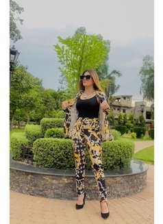 Neha Khan - puta in Lahore Photo 3 of 8