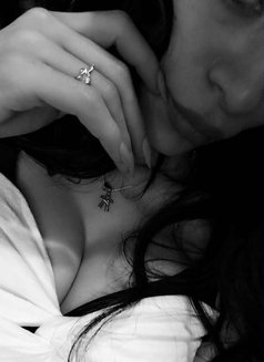 Nenaa - escort in Beirut Photo 7 of 10