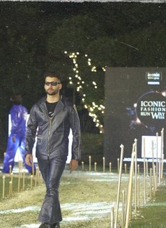 Neo - Male escort in Noida Photo 9 of 9