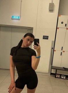 Nerina - puta in Dubai Photo 1 of 7