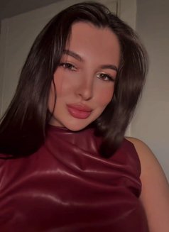 Nerina - puta in Dubai Photo 2 of 7