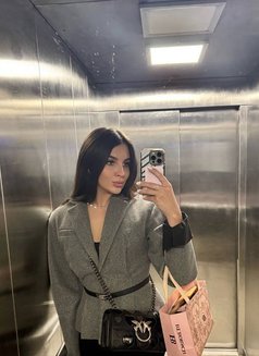 Nerina - puta in Dubai Photo 4 of 7