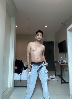 NEW HERE - Male escort in Hong Kong Photo 9 of 10