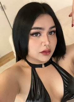 (New in London) THAI Emmie Curvy - Transsexual escort in London Photo 8 of 11