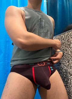 New in town free massage female only - Acompañantes masculino in Dubai Photo 4 of 4