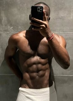 Newton Manny - Acompañantes masculino in Al Juffair Photo 1 of 3
