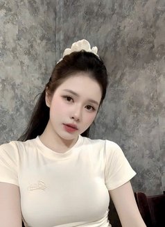 Nhiyeu - puta in Tirana Photo 3 of 7