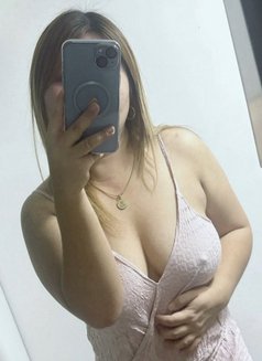 Nia - puta in Dubai Photo 4 of 4