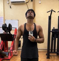 NIC - Acompañantes masculino in Mumbai