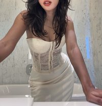 Iris - escort in Colombo Photo 3 of 17