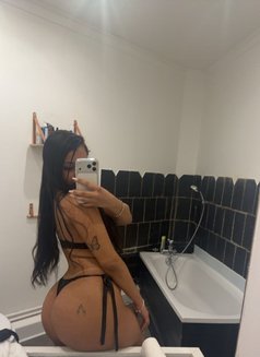 Nicole - escort in Paris Photo 5 of 5