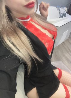 Nicole - Masajista in Montreal Photo 3 of 4