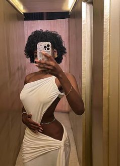 Nicole - escort in Guangzhou Photo 3 of 4