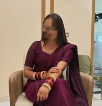 Nidhi - puta in Ahmedabad