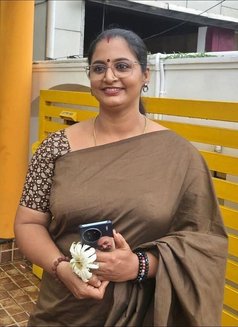 Nidhi - puta in Noida Photo 1 of 1