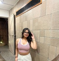 Nidhi - puta in Chennai