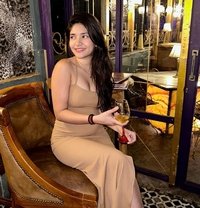Nidhi - puta in Hyderabad