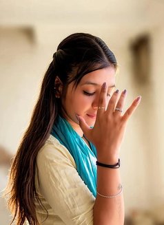 Nidhi R - puta in Visakhapatnam Photo 2 of 2