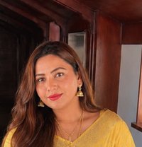 Niharika - puta in Singapore