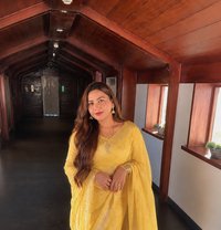 Niharika - puta in Singapore
