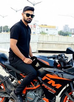 Nik Khan - masseur in Dhaka Photo 10 of 10