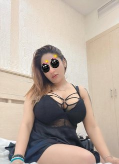 Nikita - puta in Dubai Photo 7 of 8