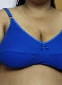 Nikita - puta in Noida Photo 2 of 2