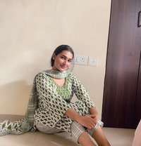 Nikita - puta in Vijayawada