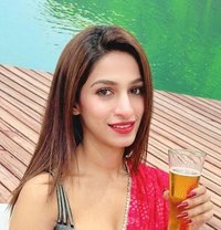 Nikita Student - puta in Dubai