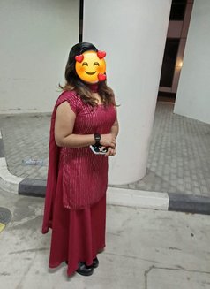 Nikki - puta in Dubai Photo 5 of 7