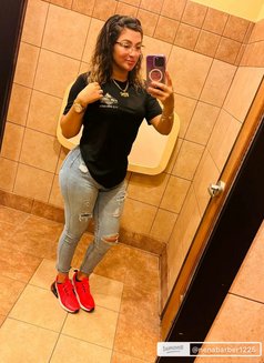 Nina - escort in Kandy Photo 1 of 3