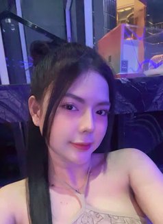 Nina - escort in Singapore Photo 3 of 5