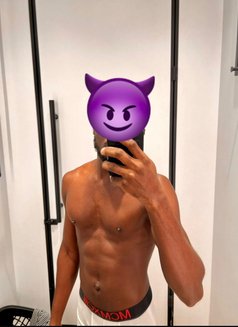Nine Inches Bbc - Male escort in Dubai Photo 1 of 2