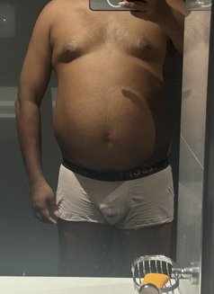 Nirosh - Male escort in Colombo Photo 2 of 4