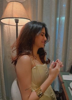 Nisha - puta in Surat Photo 5 of 5