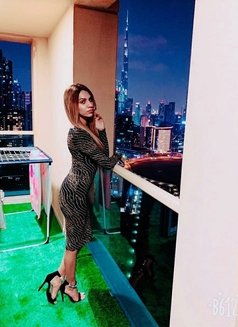 Nisha Khan - puta in Dubai Photo 9 of 9