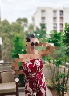 Nisha Singh - puta in Bangalore Photo 4 of 7