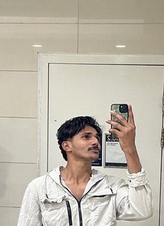 Nithu - Acompañante masculino in Dubai Photo 3 of 4