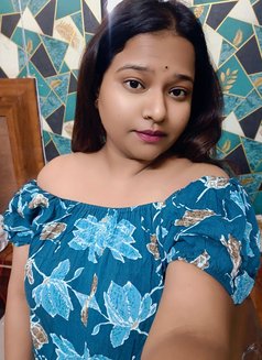 Niti Sharma - puta in Varanasi Photo 2 of 3
