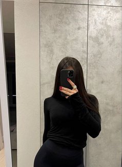 Nivin - escort in Beirut Photo 4 of 5