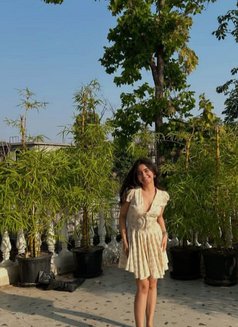 Nivyy - puta in Mumbai Photo 2 of 3