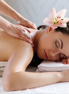 Noah - masseur in Al Manama Photo 5 of 6