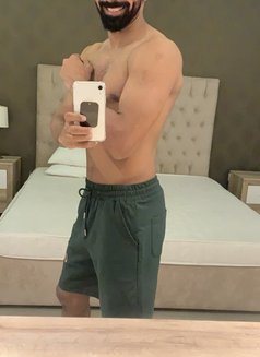 Noah - masseur in Al Manama Photo 1 of 3