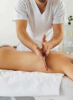 Noah - masseur in Al Manama Photo 3 of 3