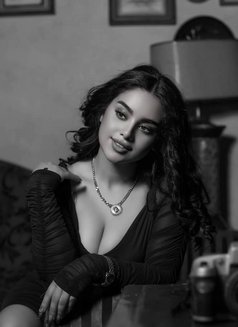 Noor - escort in Dubai Photo 3 of 9