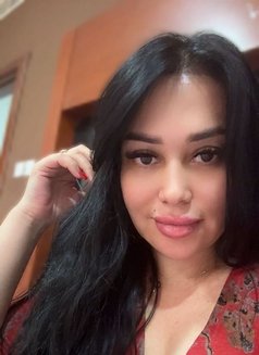 Nora - puta in Al Manama Photo 1 of 8